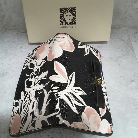 Anne Klein Cell phone wallet - Picture 2 of 4